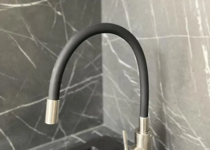 Airport-bus - 13 North - Family 10 Reval